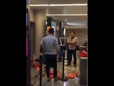 بالفيديو الاعتداء على طاقم طائرة بالضرب