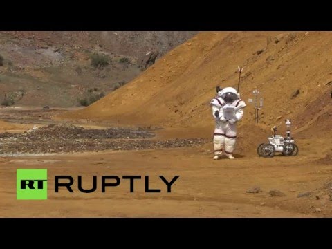 شاهد علماء إسبان يعرضون معدات مساعدة لرواد الفضاء