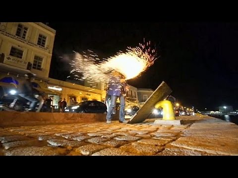 شاهد معركة الألعاب النارية والمفرقعات بين أبرشيتين يونانيتين