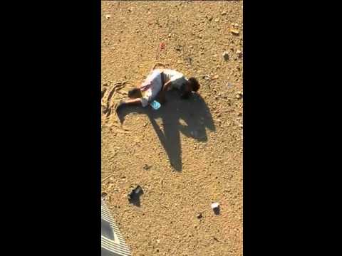 بالفيديو شاب ينتحر من أعلى كوبري في جدة