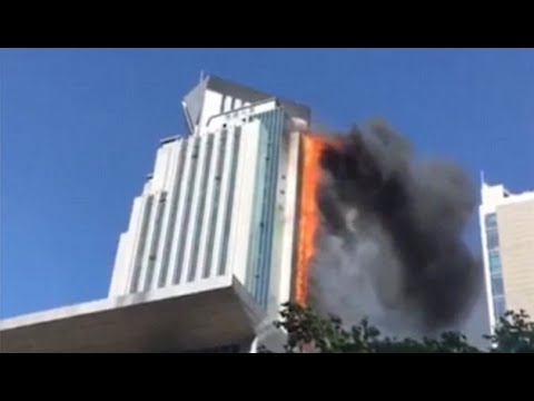 شاهد لحظة اندلاع حريق هائل في ناطحة سحاب صينية