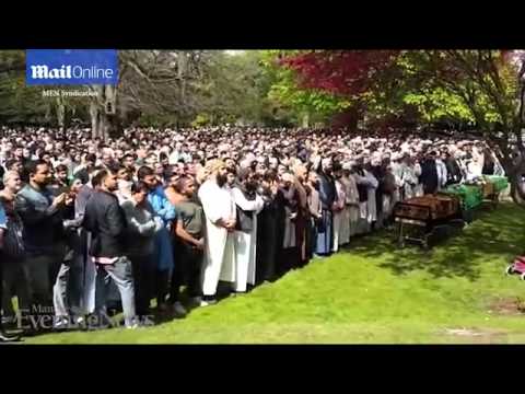 جنازة “إسلامية” مهيبة ببريطانيا لـ3 شباب قتلوا  فى حادث سيارة