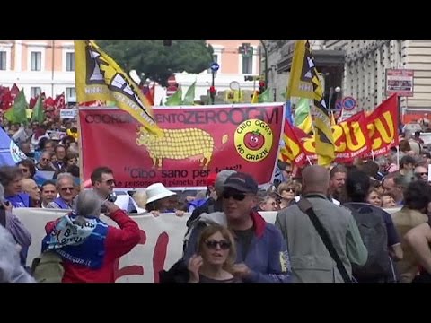 الإيطاليون يتظاهرون ضد اتفاق التجارة الحرة بين أوروبا وأميركا