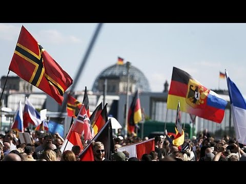 الشرطة تفصل بين مئات المتظاهرين المتطرفين وآلاف من خصومهم في برلين