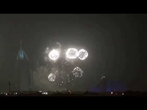 الألعاب النارية تنطلق في برج العرب