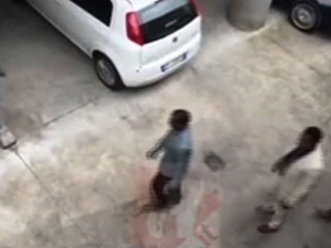 بالفيديو القبض على 12 جندي أميركي تورطوا في خناقة أمام ملهى ليلي