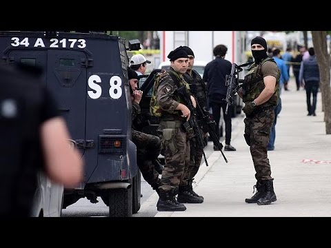 شاهد مقتل 4 وإصابة 22 في انفجار جنوب شرق تركيا