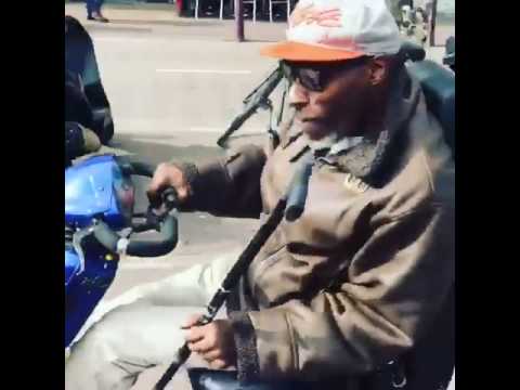 شاهد مسن يلعب بكرسيه المتحرك