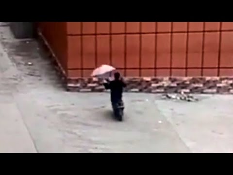 شاهد مكالمة تليفون ومظلة يؤديان إلى حادث طريف