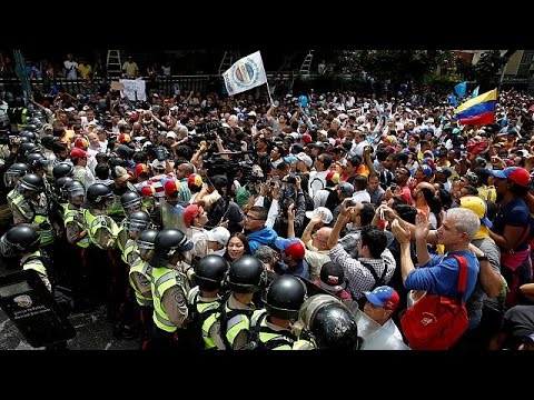 بالفيديو شاهد  الفنزويليون يطالبون بعزل مادورو