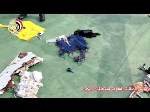شاهد القوات البحرية المصرية تعثر على أجزاء من الطائرة المفقودة