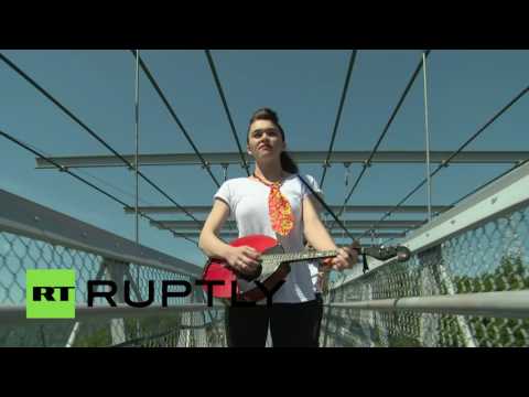 فيديو أوركسترا تعزف موسيقى شعبية على أطول جسر معلق في العالم