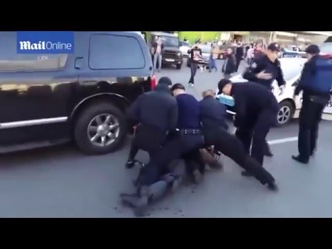 بالفيديو شجار عنيف بين بطل سابق في المصارعة و الشرطة