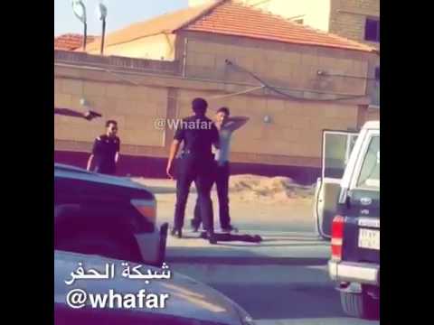 بالفيديو رجل يهاجم المارة بـ