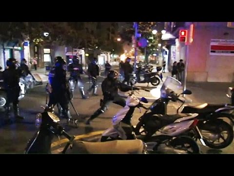 بالفيديو اشتباكات بين شرطة برشلونة ومحتجين تُخلف العديد من المصابين