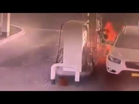 بالفيديو لحظة اشتعال النيران في سيارة