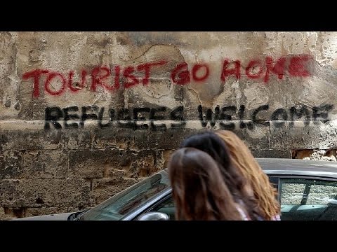 شاهد سكان بالما دي مايوركا في إسبانيا يطالبون السياح بالمغادرة