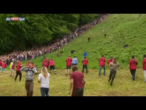 الآلاف يتابعون سباق كرة الجبن المتدحرجة