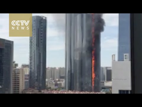 شاهد اندلاع حريق هائل في ناطحة سحاب شرق الصين