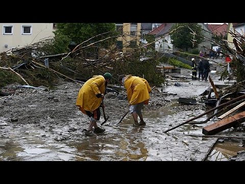 بالفيديو أناس يفقدون حياتهم بسبب الفيضانات في أوروبا