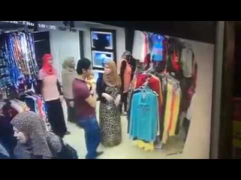 بالفيديو فتاة تسرق هاتفًا ثمينًا من حقيبة سيدة في البحيرة