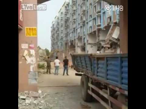 بالفيديو لحظة انهيار بناية ضخمة