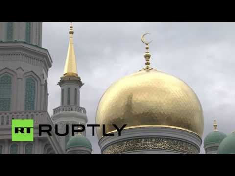 شاهد مسلمو موسكو يؤدون صلاة التراويح في بداية رمضان