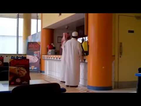 بالفيديو   مشاجرة بين موظف وخليجي في أحد المطاعم