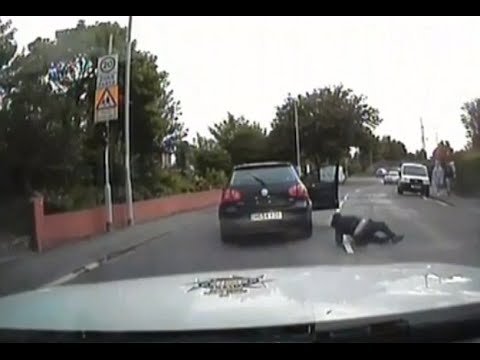 بالفيديو متهم يخاطر بحياته ويقفز من السيارة