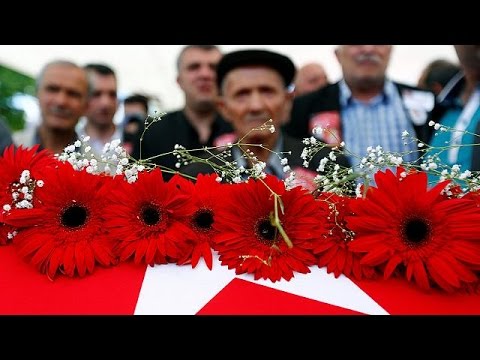 بالفيديو تركيا تشرع في تشيع جنازة ضحايا الهجوم الذي استهدف الشرطة في اسطنبول