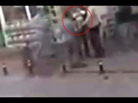 فيديو لقطات مذهلة لرجل يمسك طفلاً