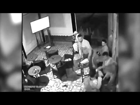 فيديو هجوم بالسيوف على شخص