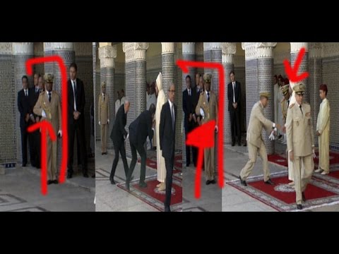 شاهد الحارس المقرب للملك محمد السادس يهمس في أذنه
