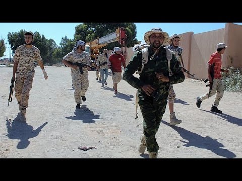 شاهد قوات الحكومة الليبية تسيطر على المرافق الرئيسية