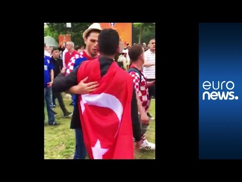 بالفيديو مشجعو كرة القدم للفريقين التركي والكرواتي يتعانقون بعد انتهاء المباراة