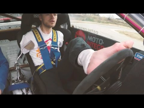 رجل يتدرب على قيادة السيارات بقدميه