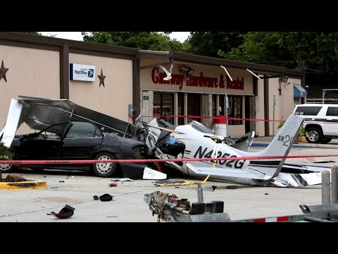 لحظة سقوط طائرة أميركية فوق سيارة وموت جميع الركاب