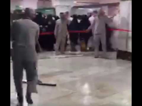 شاهد كيف تتم عمليات تنظيف أرضيات الحرم المكي بعد الإفطار