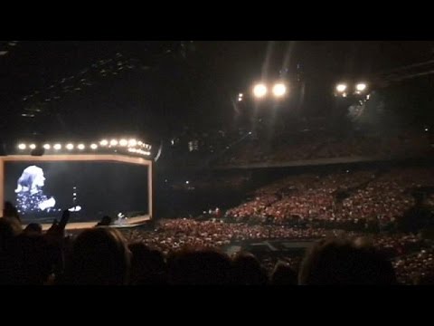 المطربة آديل  تكرم ضحايا هجوم أورلاندو