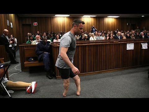 بيستوريوس يزيل ساقيه الإصطناعيتين أمام هيئة المحكمة