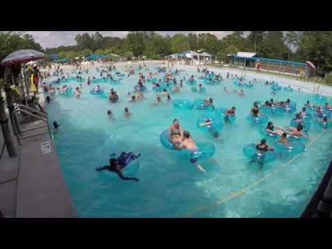 منقذ أرواح ينتشل طفلة من الغرق