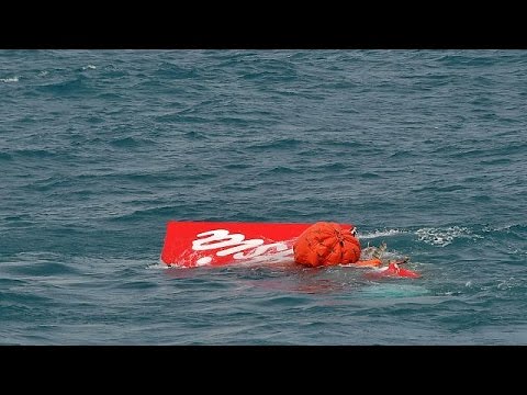 الغواصون ينجحون في انتشال ذيل الطائرة الماليزيَّة