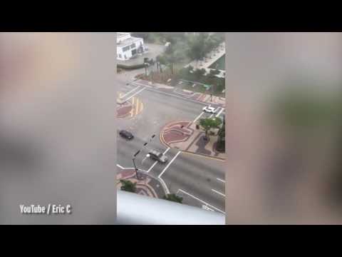 شاهد عاصفة تتسبب في طيران كراسي في سماء ميامي