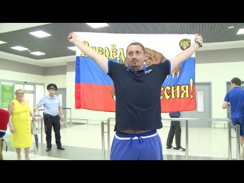 مشجعو المنتخب الروسي الذين طردتهم فرنسا يصلون الى بلدهم