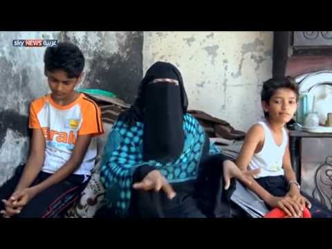 عائلة يمنية تعيش بين ركام بيتها المدمر