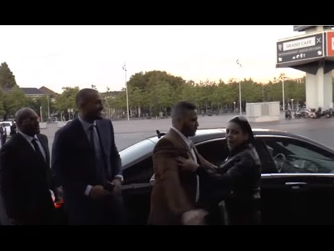 لحظة مهاجمة سيدة مجنونة بدر هاري وصراخها الهيستيري نحوه