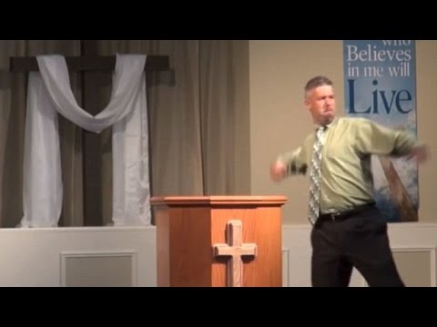 قس يوجه لكمة لشاب أساء إلى الذات الإلهيَّة