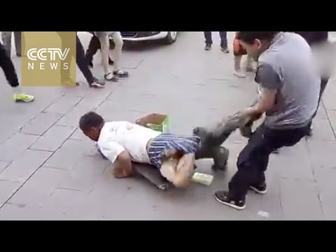 شاهد متطوع يخلع بنطلون متسول ليفضحه أمام المارة