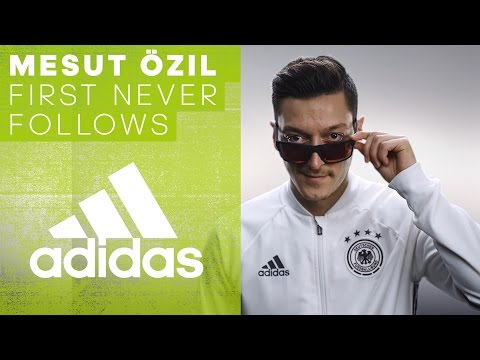 أوزيل يستعرض مهاراته في التمرير بحذاء آس 16