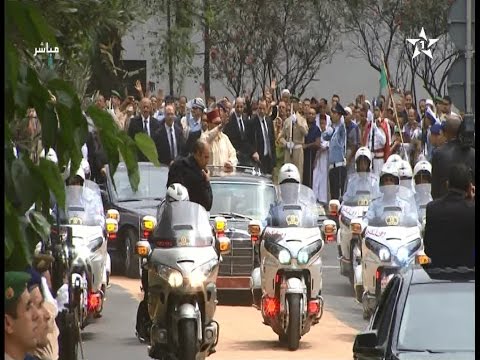 لحظة مرور الموكب الملكي في اتجاه المسجد المحمدي في حي الأحباس في الدار البيضاء